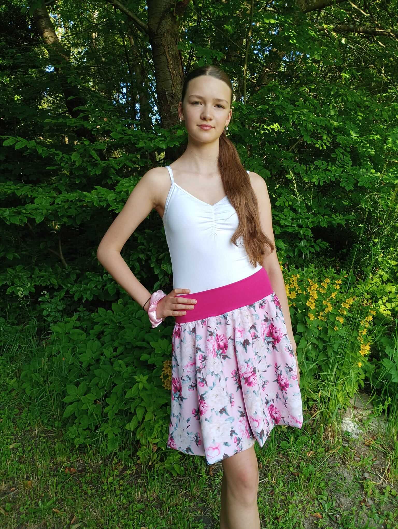 Dámská kolová sukně květinový vzor nabízí pohodlný střih a svěží design s květinami. Skvělá volba pro jarní a letní outfity.