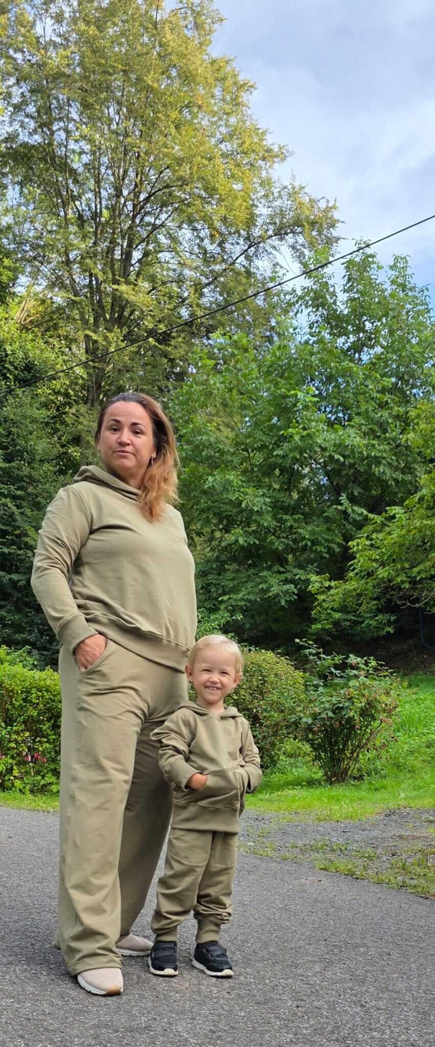 Dámská mikina s kapucí v khaki odstínu, pohodlná teplákovina, ideální pro volný čas, s malým chlapcem v podobném outfitu.