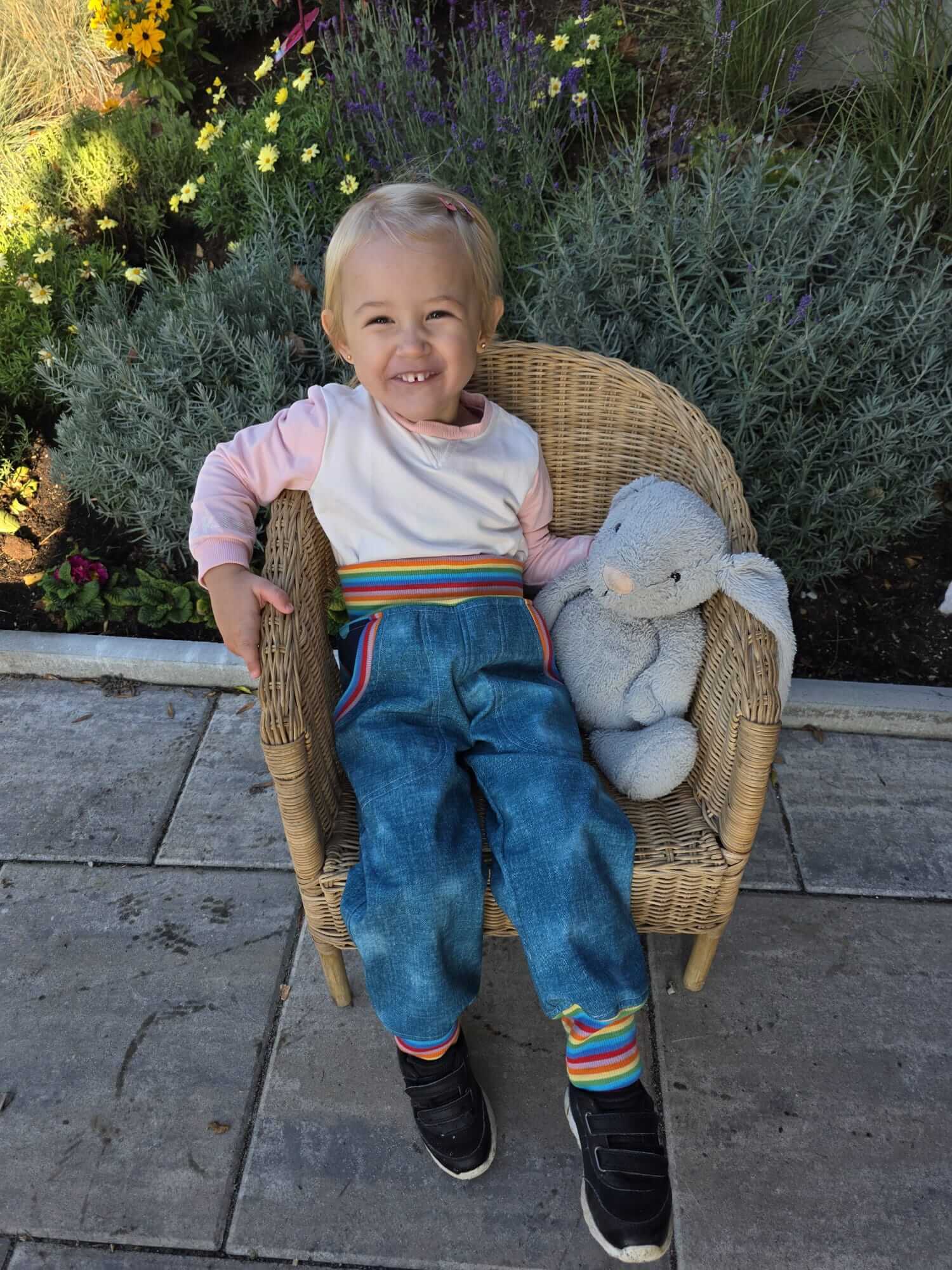 Dětské softshellové kalhoty s barevnými náplety. Nepromokavé, pohodlné a ručně šité v Česku. Originální výrobek od Ivastyl.