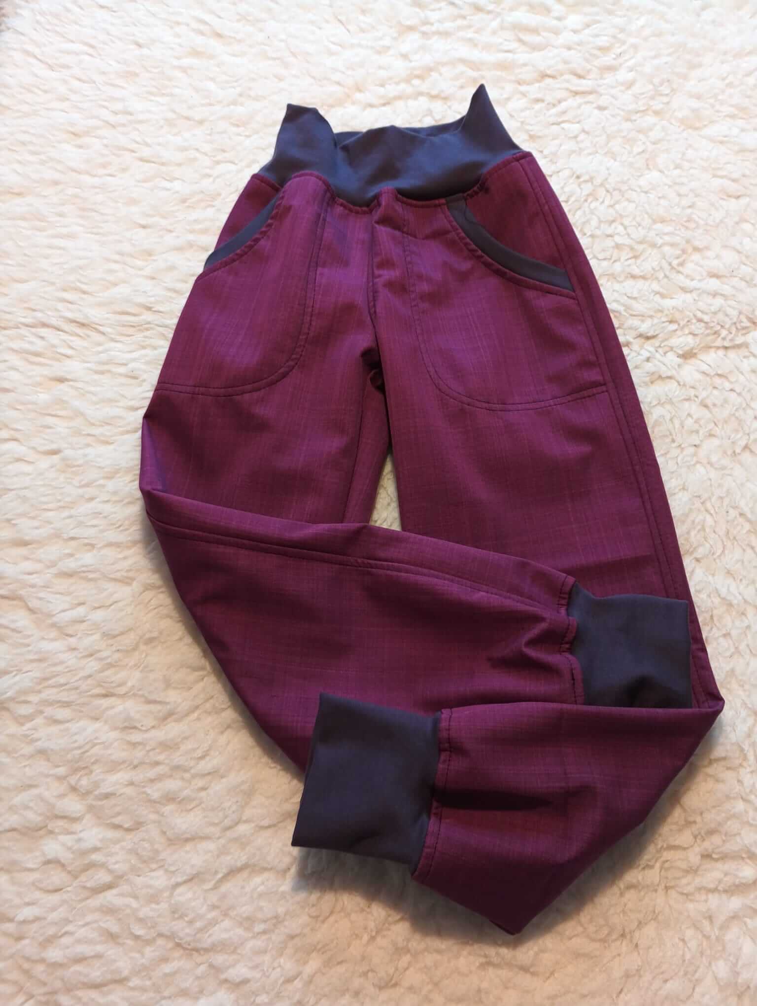 Dětské jarní softshellové kalhoty ve velikosti 122. Lehký, prodyšný a nepromokavý softshell – originální handmade kalhoty z dílny Ivastyl.