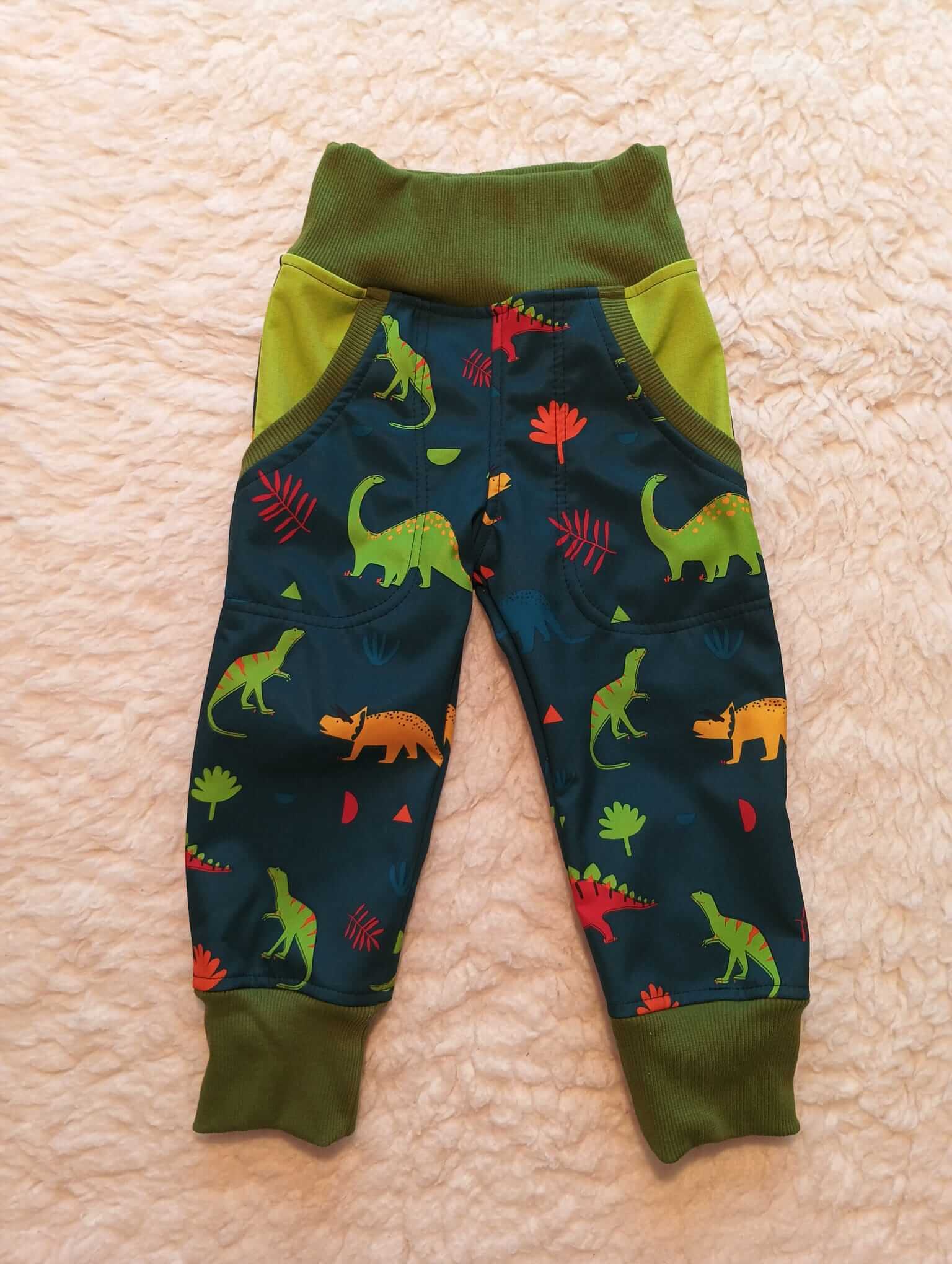 Originální zimní dětské softshellové kalhoty s dinosaury, velikost 86. Nepromokavé, teplé a pohodlné kalhoty – ručně šité z dílny Ivastyl.