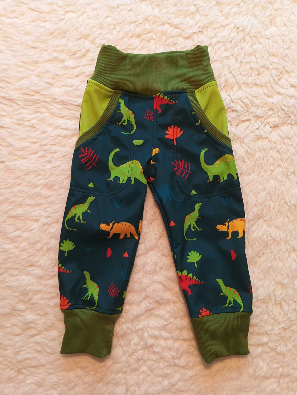 Originální zimní dětské softshellové kalhoty s dinosaury, velikost 86. Nepromokavé, teplé a pohodlné kalhoty – ručně šité z dílny Ivastyl.