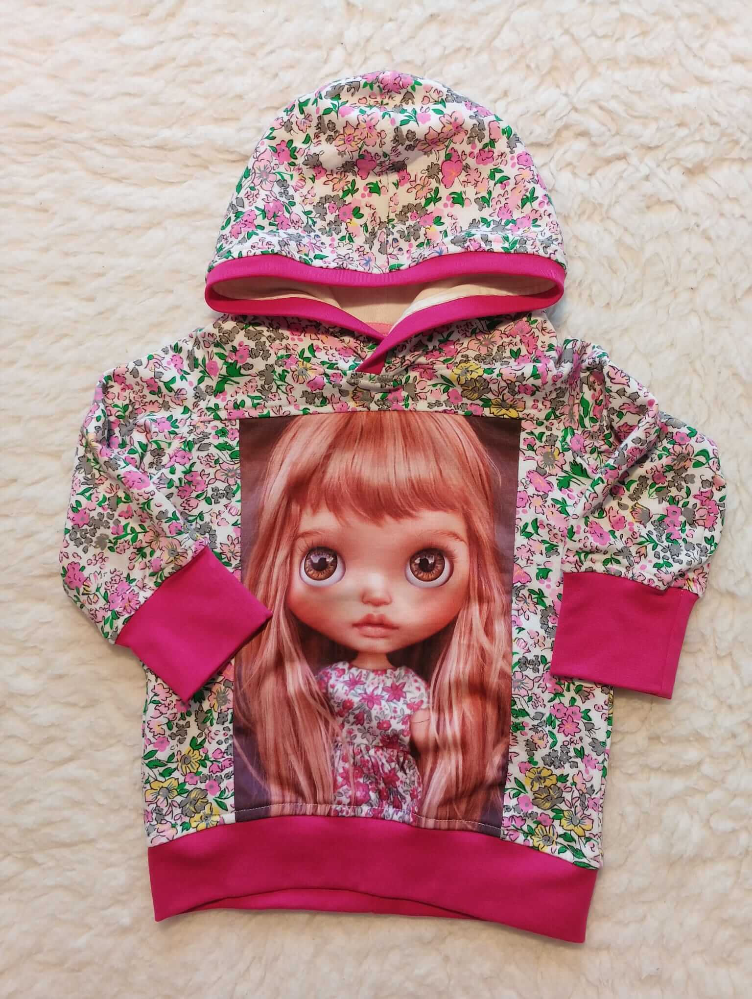 Dívčí mikina s holčičkou a květinovým vzorem, velikost 80. Originální handmade mikina z teplákoviny, ručně šitá a jedinečná – pouze jeden kus od Ivastyl.