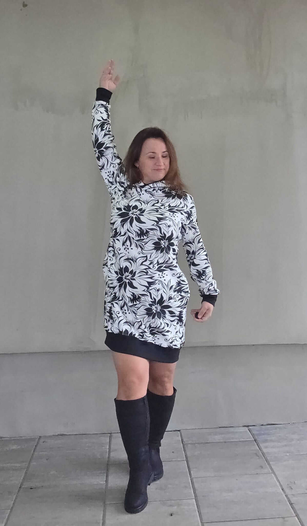 Bílo-černé dámské mikinošaty s kapucí a květinovým vzorem. Elegantní, pohodlné a ručně šité z pevné setroviny. Originál od Ivastyl.