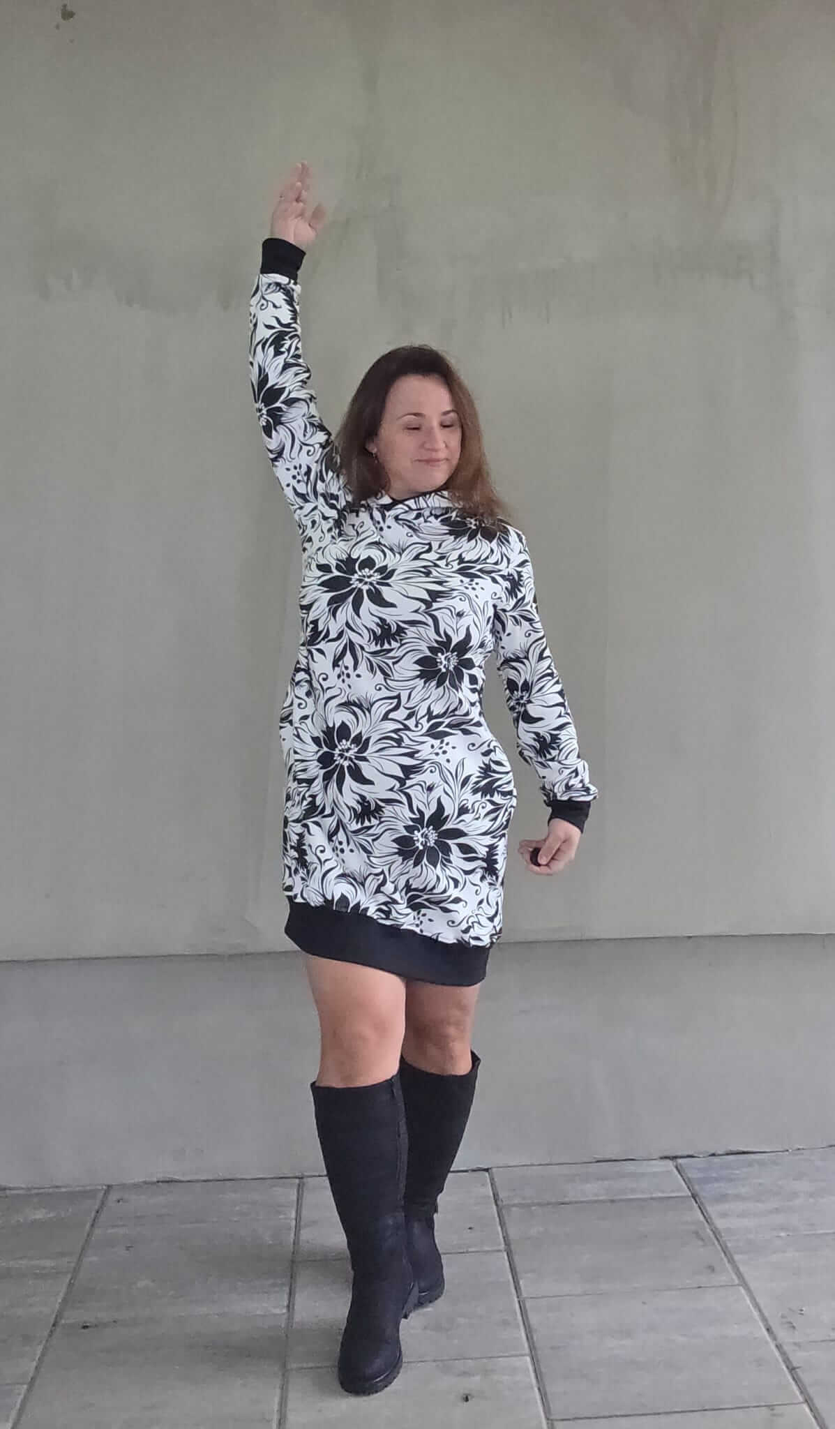 Bílo-černé dámské mikinošaty s kapucí a květinovým vzorem. Elegantní, pohodlné a ručně šité z pevné setroviny. Originál od Ivastyl.