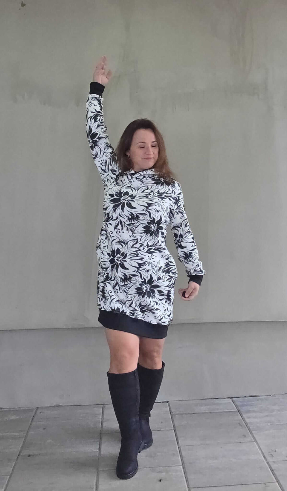 Bílo-černé dámské mikinošaty s kapucí a květinovým vzorem. Elegantní, pohodlné a ručně šité z pevné setroviny. Originál od Ivastyl.