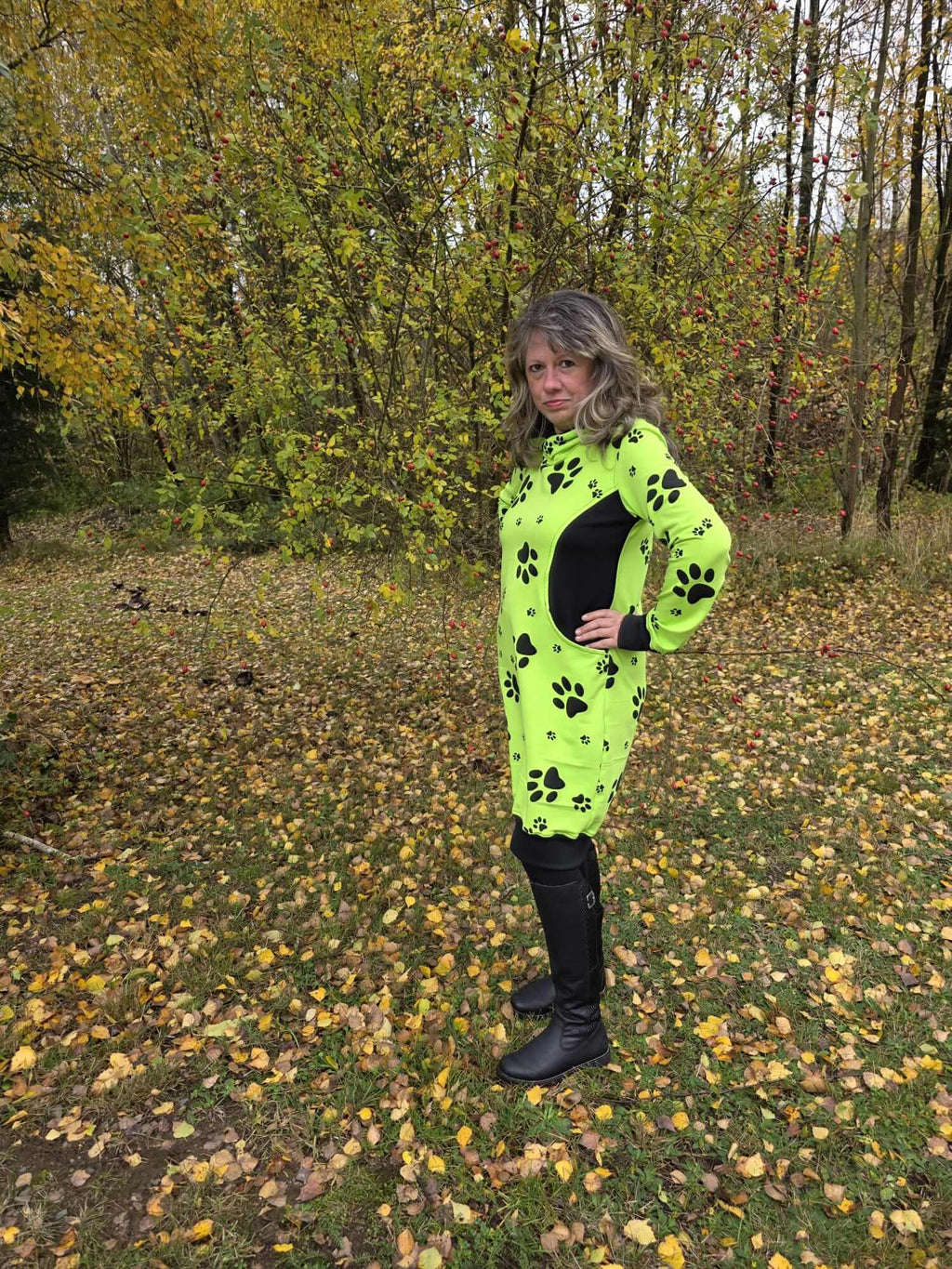 Originální zelené dámské mikinošaty s kapucí a potiskem tlapek. Ručně šité z teplákoviny s lycrou. Pohodlí, styl a kvalita od Ivastyl.