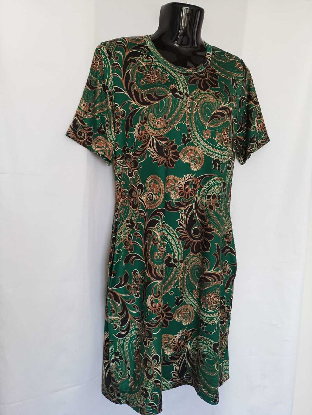 Dámské letní šaty z velmi příjemného materiálu – 100% polyester Silk, imitace hedvábí. Lehké a vzdušné, ideální na teplé letní dny.