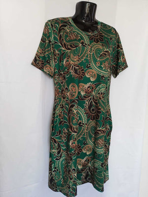 Dámské letní šaty z velmi příjemného materiálu – 100% polyester Silk, imitace hedvábí. Lehké a vzdušné, ideální na teplé letní dny.