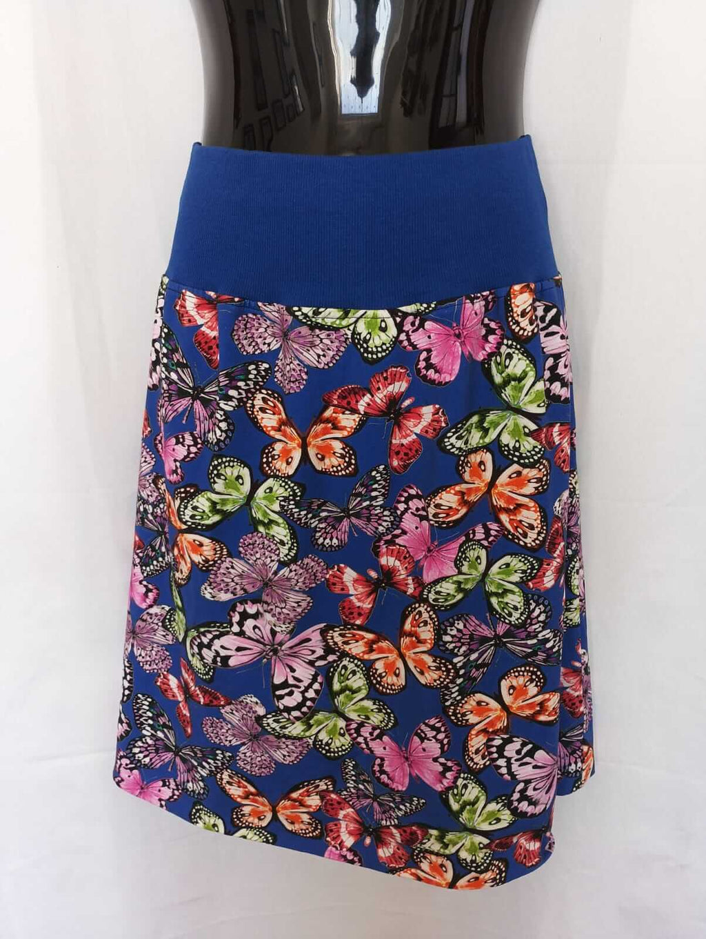 Dámská sukně do A z příjemné bavlny s lycrou. Má podšívku, pružný pas s nápletem a pohodlný střih pro každodenní nošení.