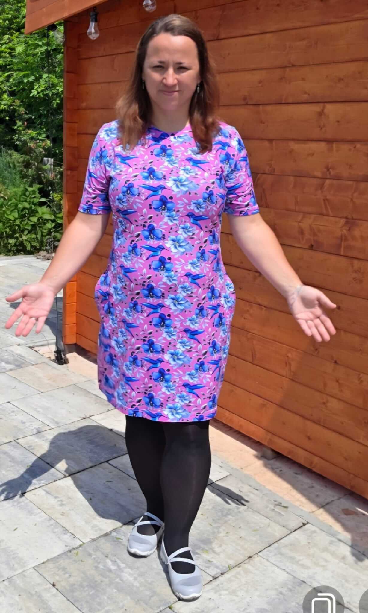 Dámské šaty květinový motiv s ptáčky, z příjemného bavlněného úpletu. Stylový a pohodlný střih – ideální pro každý den. Velikost XL.