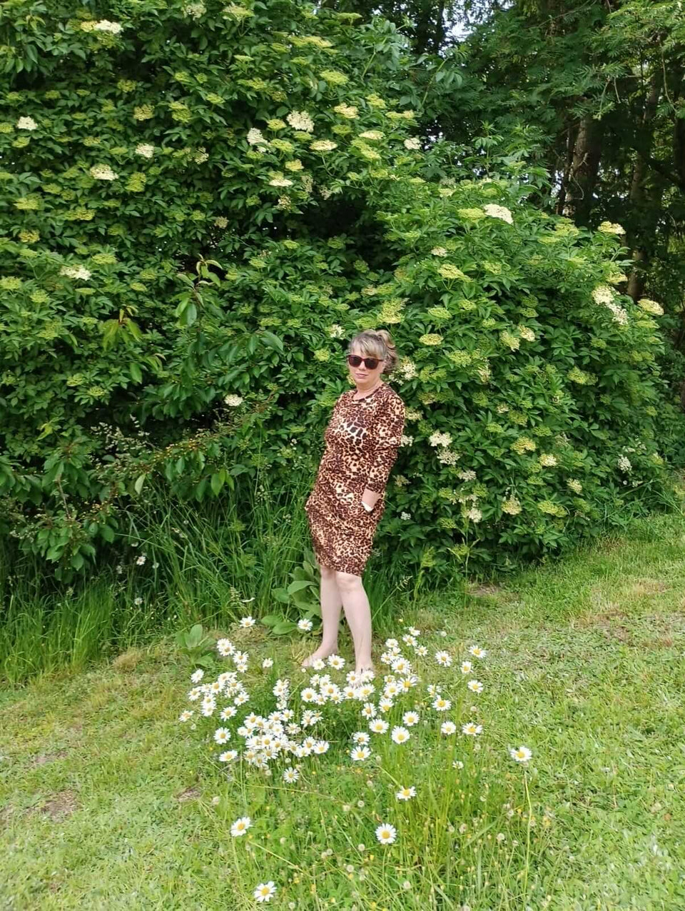 Bavlněné šaty z teplákoviny set máma a dcera s leopardím vzorem – pohodlné a stylové šaty pro volný čas i doma.