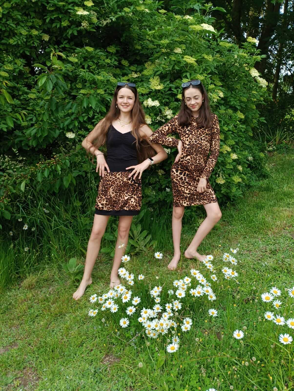 Bavlněné šaty z teplákoviny set máma a dcera s leopardím vzorem – pohodlné a stylové šaty pro volný čas i doma.