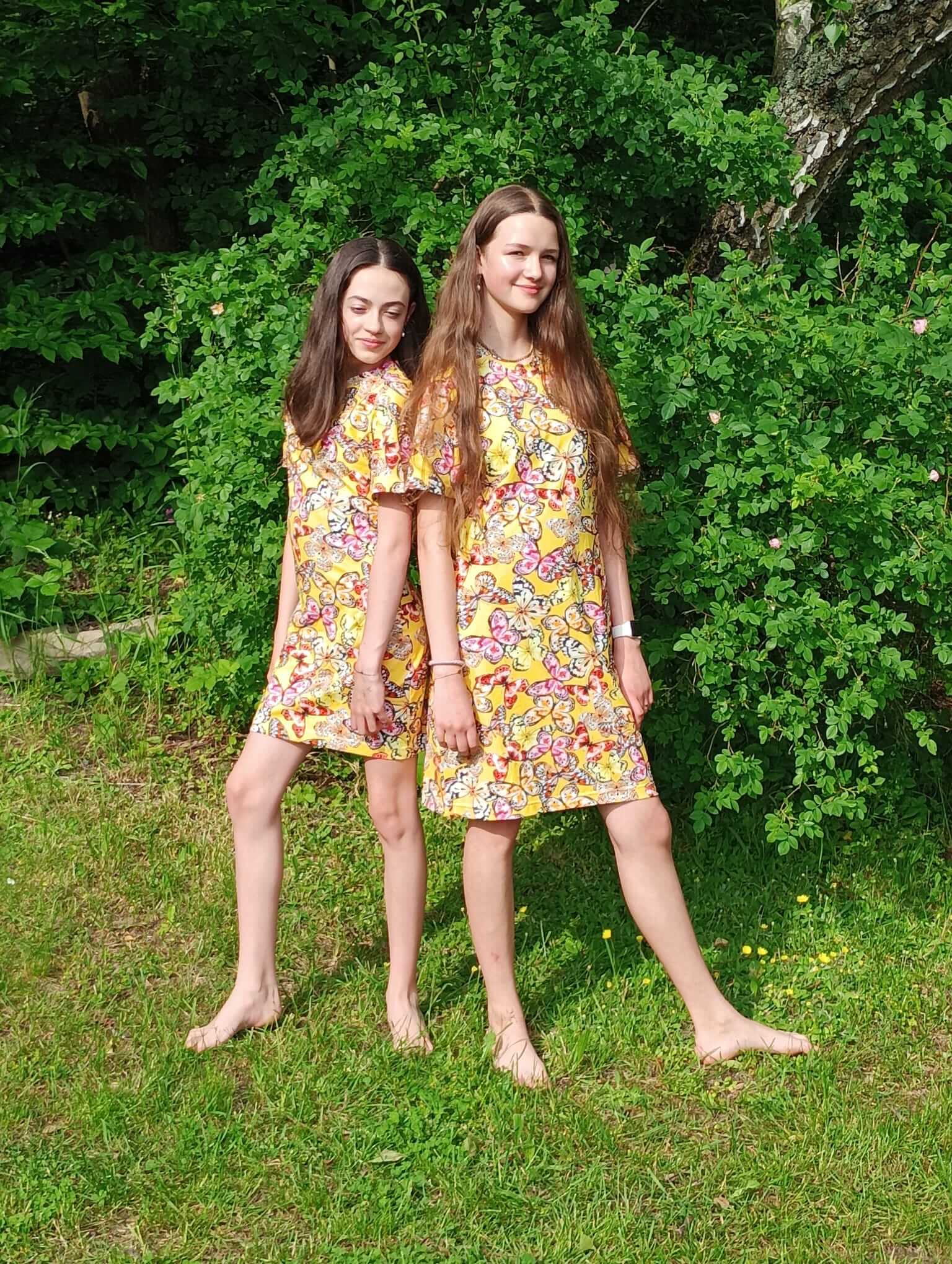 Dámské letní šaty motýlí vzor z bavlněné tričkoviny s lycrou. Lehký, padnoucí střih ideální na léto. Velikost XS bez kapes.