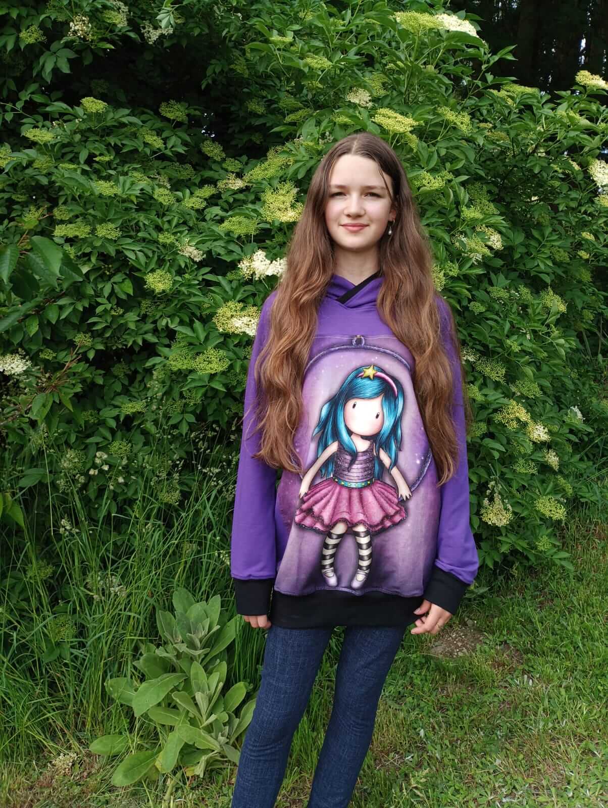 Dámská mikina s kapucí z teplákoviny. Materiál 95% bavlna, 5% lycra. Na předním dílu originální obrázek panenky, pohodlný a stylový kousek.