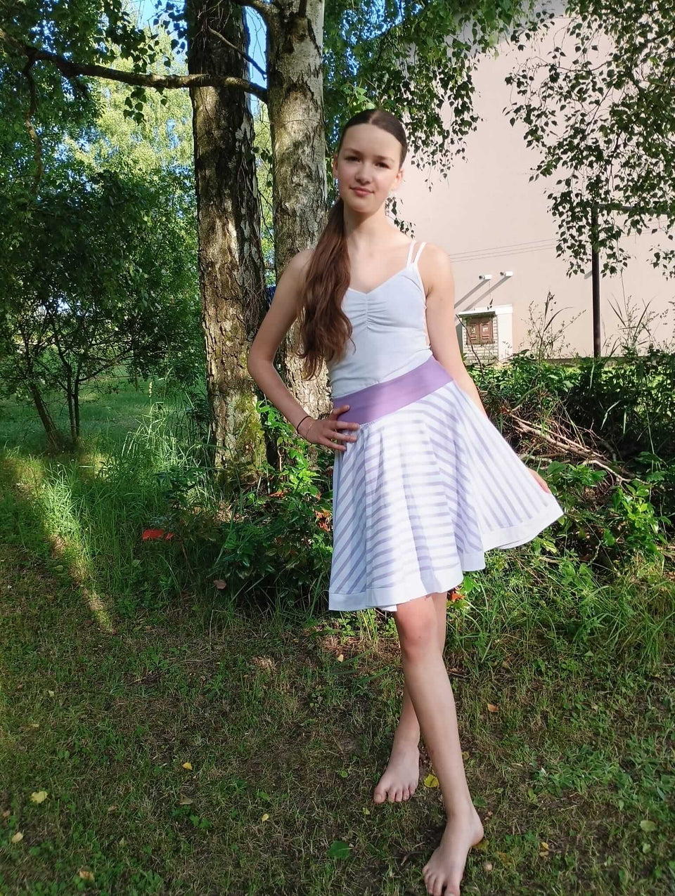 Dívčí kolová sukně bílo fialová s proužky – pohodlná a stylová sukně ideální na každodenní nošení i slavnostní příležitosti