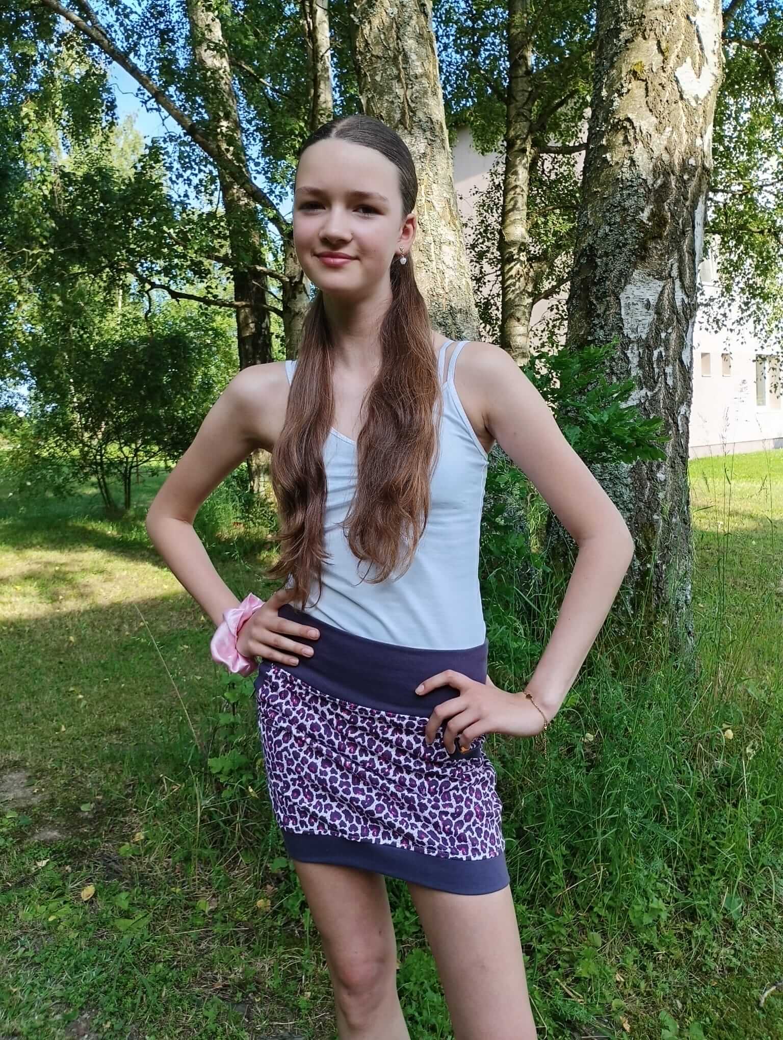 Dívčí sukně s leopardím vzorem a fialovými náplety. Pohodlná bavlněná teplákovina s kapsami pro styl i komfort.