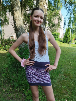 Dívčí sukně s leopardím vzorem a fialovými náplety. Pohodlná bavlněná teplákovina s kapsami pro styl i komfort.