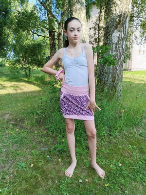 Dívčí sukně leopardí vzor z bavlněné teplákoviny s kapsami a pružným pasem. Stylová sukně na každý den ve dvou variantách nápletu.