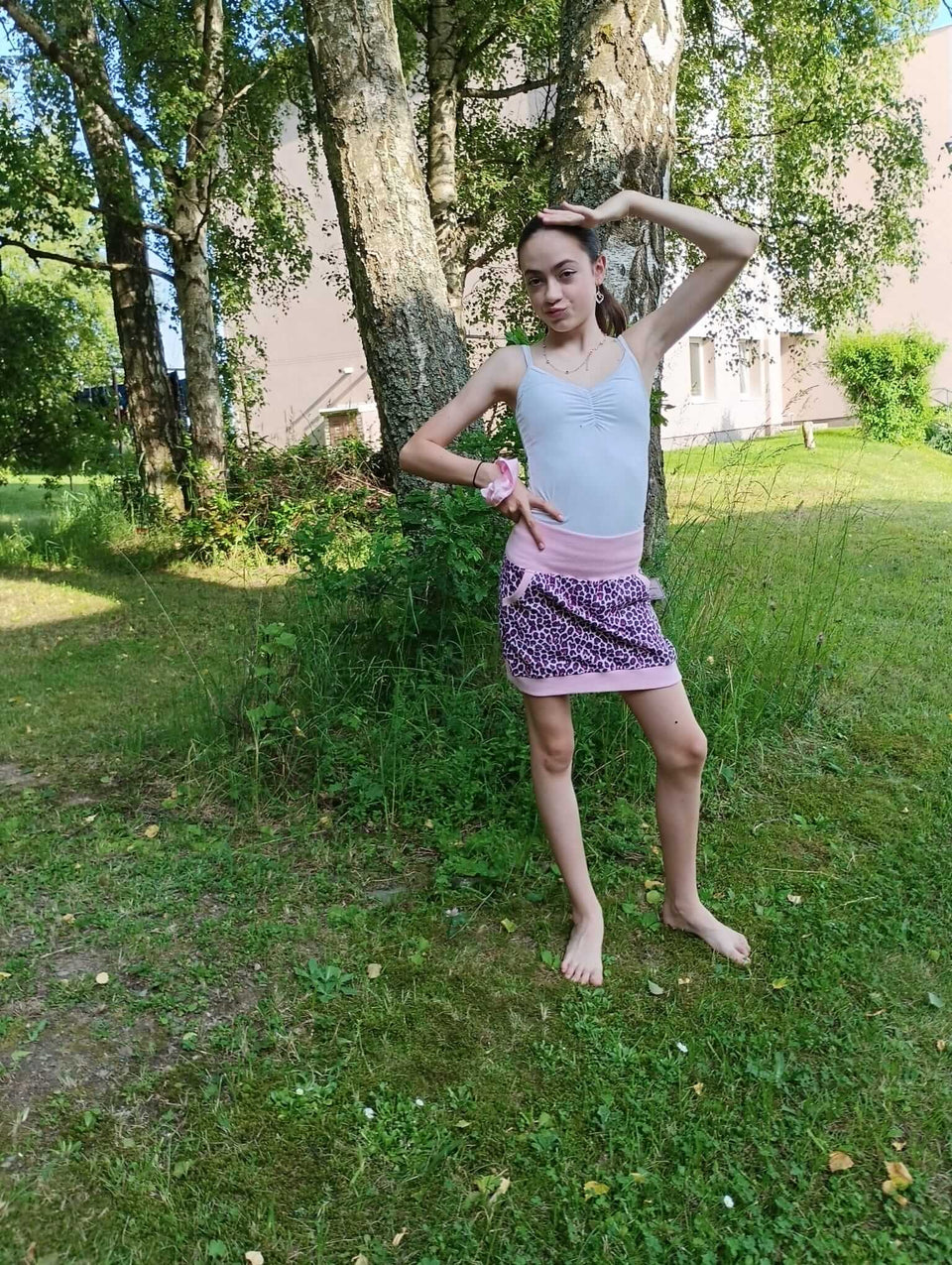 Dívčí sukně z bavlněné teplákoviny fialová s leopardím vzorem je ideální volbou pro pohodlné a stylové každodenní nošení.
