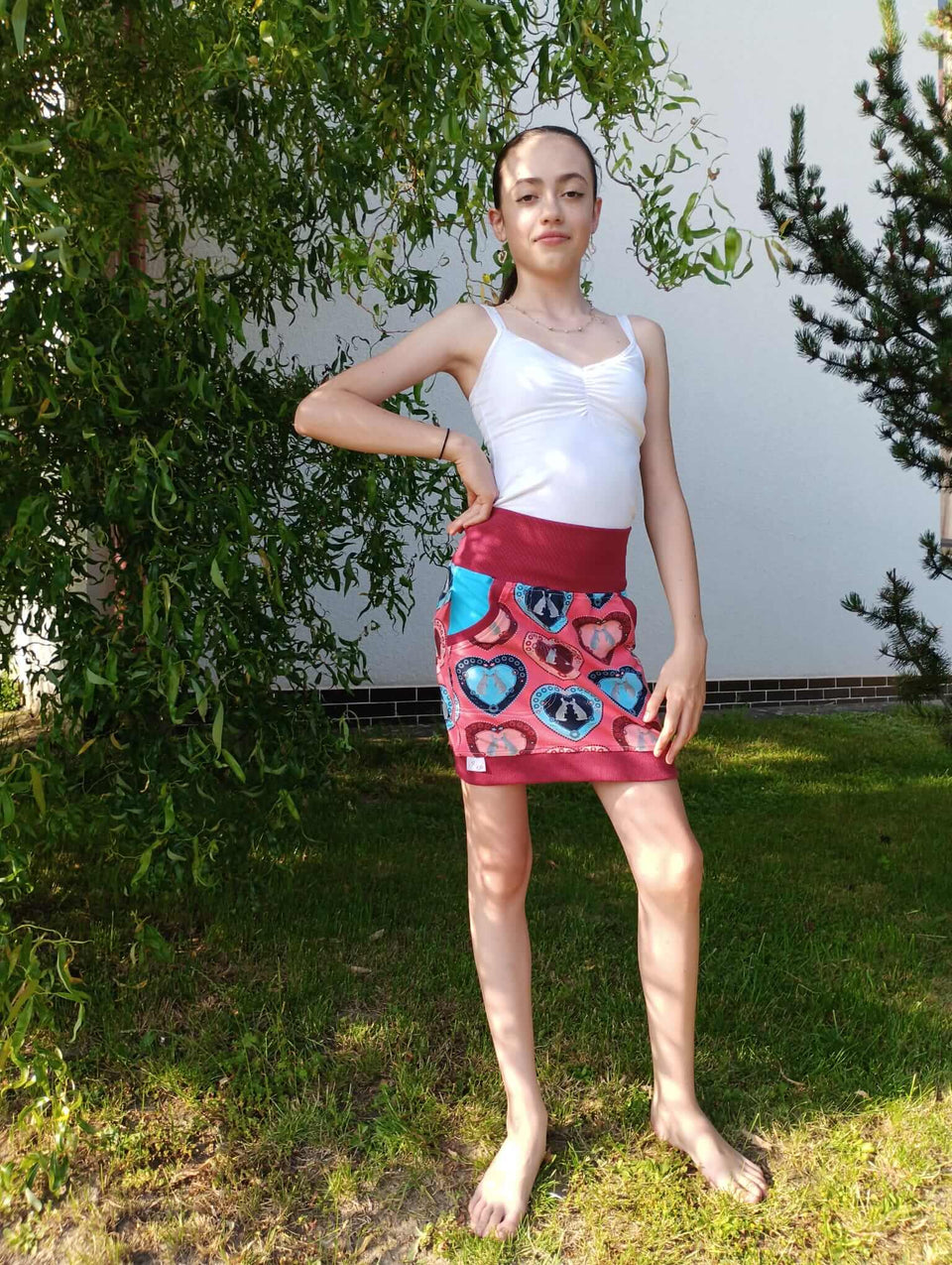Dívčí bavlněná sukýnka se srdíčky kapsy pružný pas nabízí pohodlí a praktický design, ideální pro každodenní nošení.