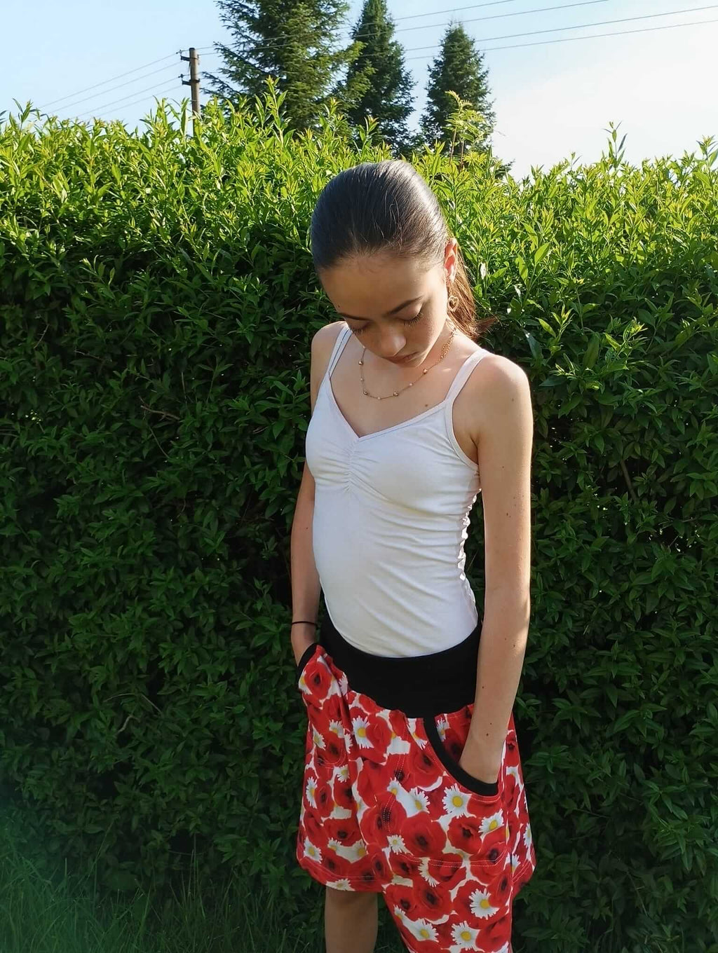 Dámská sukně vlčí máky černý pas A střih kapsy nabízí pohodlí a styl. Praktická sukně s kapsami, ideální pro každodenní nošení a speciální příležitosti.