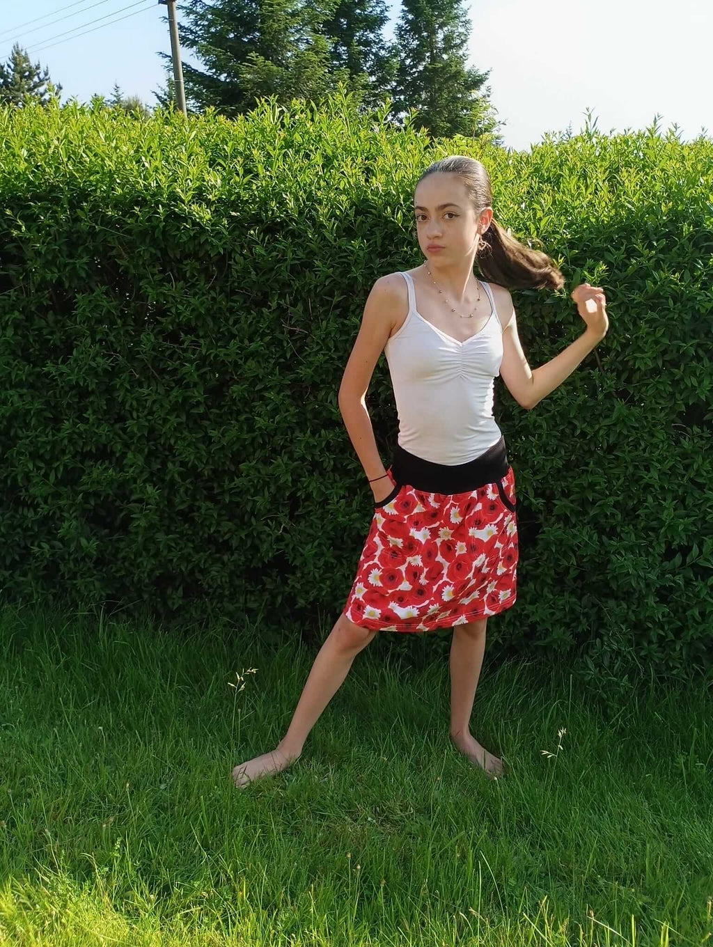 Dámská sukně vlčí máky černý pas A střih kapsy nabízí pohodlí a styl. Praktická sukně s kapsami, ideální pro každodenní nošení a speciální příležitosti.