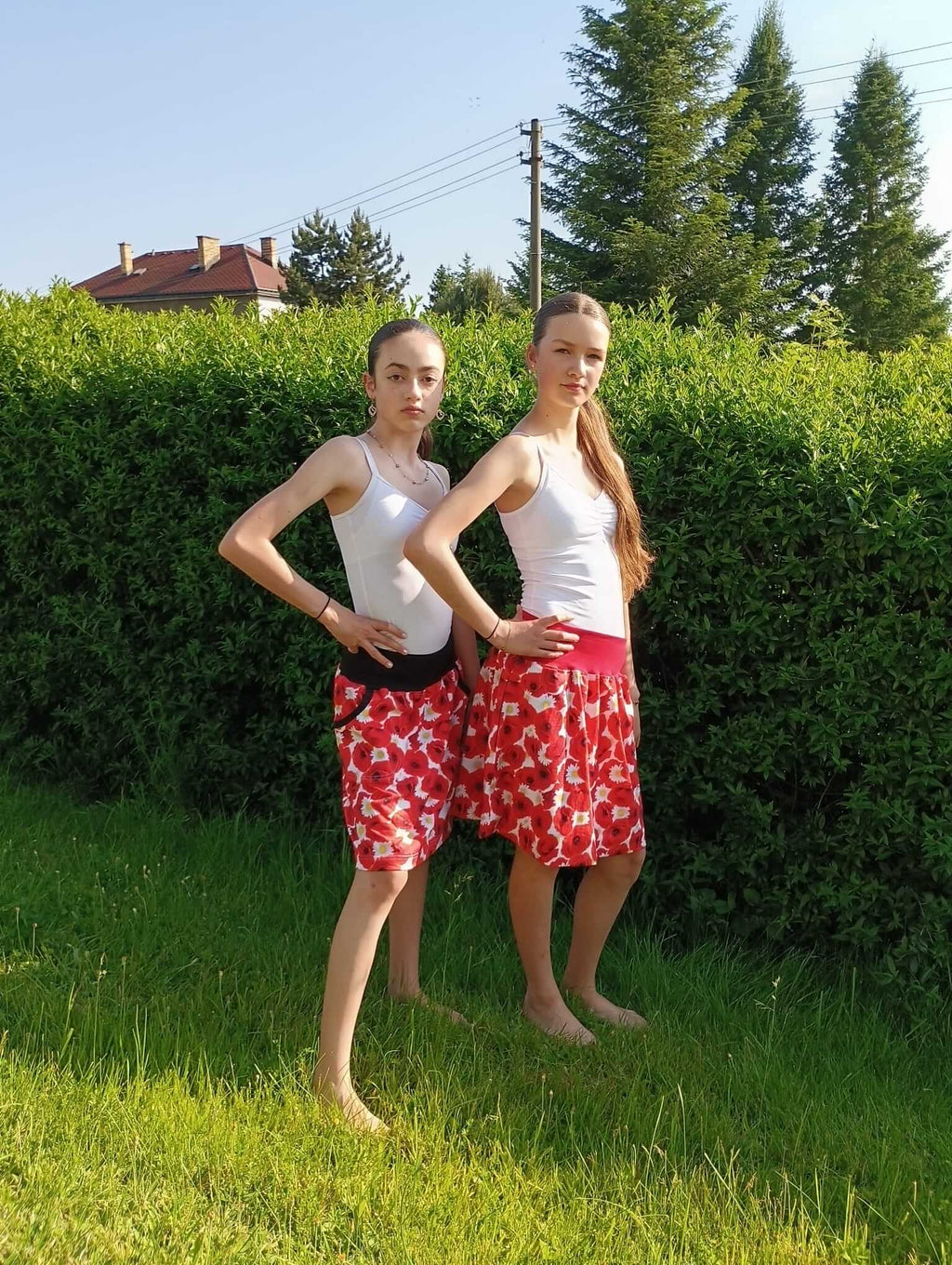 Dámská sukně vlčí máky černý pas A střih kapsy nabízí pohodlí a styl. Praktická sukně s kapsami, ideální pro každodenní nošení a speciální příležitosti.