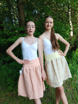 Dámská sukně lososová polyester bavlna náplet – elegantní sukně s podšívkou, pohodlným nápletem a jemnou lososovou barvou. Ručně šitá od Ivastyl.