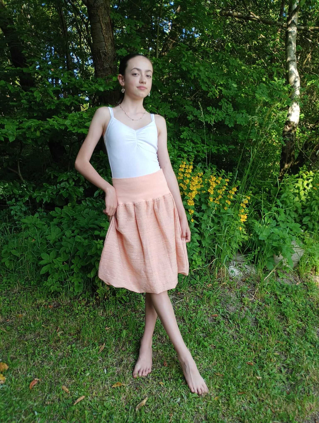Dámská sukně lososová polyester bavlna náplet – elegantní sukně s podšívkou, pohodlným nápletem a jemnou lososovou barvou. Ručně šitá od Ivastyl.