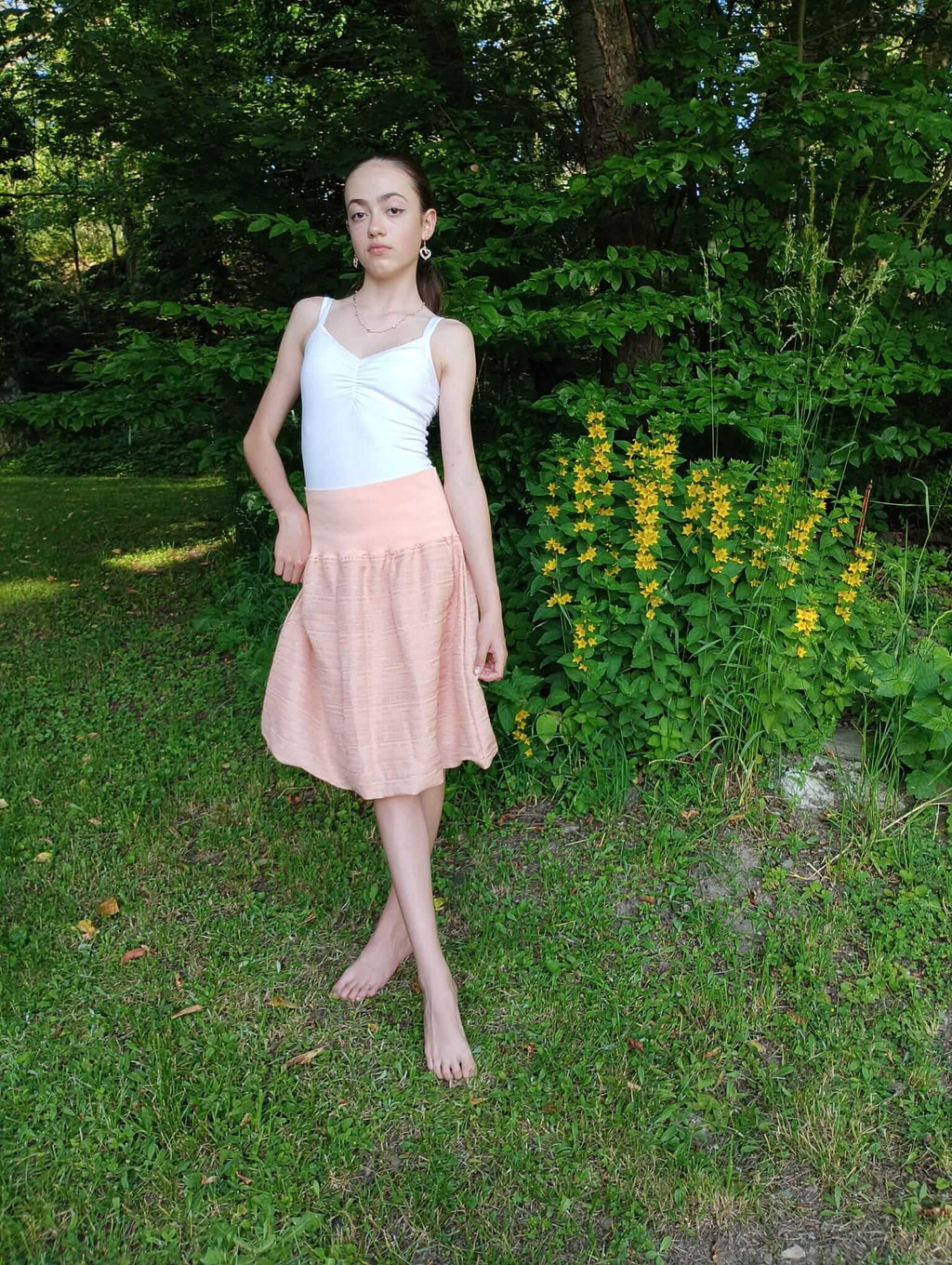Dámská sukně lososová polyester bavlna náplet – elegantní sukně s podšívkou, pohodlným nápletem a jemnou lososovou barvou. Ručně šitá od Ivastyl.