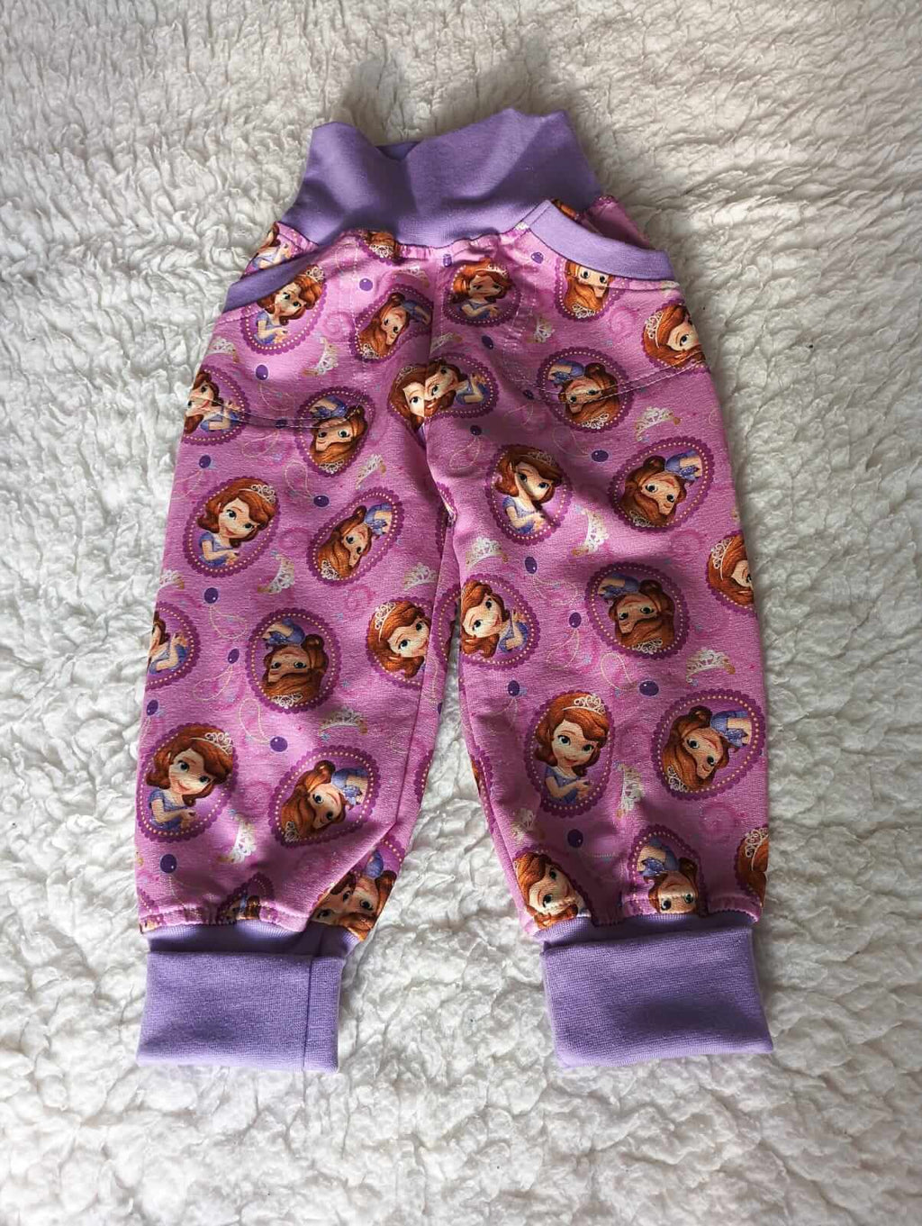 Dětské tepláčky s motivem princezen Sofie v fialové barvě, ideální pro každodenní nošení.