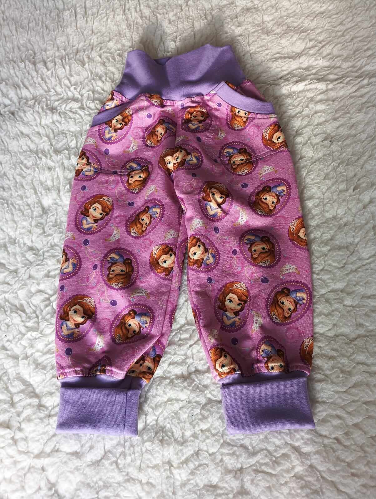 Dětské tepláčky s motivem princezen Sofie v fialové barvě, ideální pro každodenní nošení.