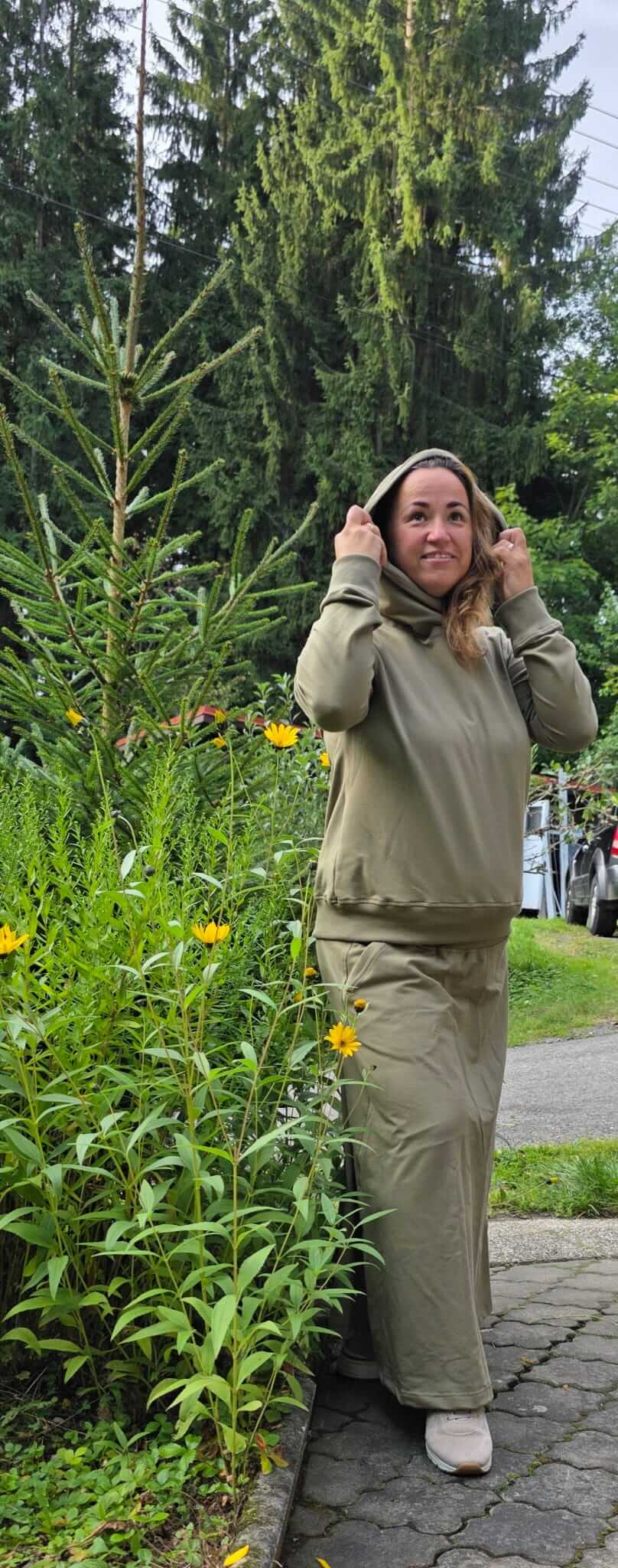 Dámská khaki mikina s kapucí v přírodním prostředí, pohodlný a stylový outfit.
