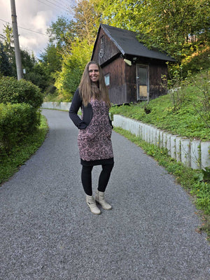 Stylové dámské mikinošaty z teplákoviny s kapucí a kapsami. Originální černo-růžovočerný květinový vzor, náplety pro pohodlí. Velikost 38. Ruční výroba Ivastyl.