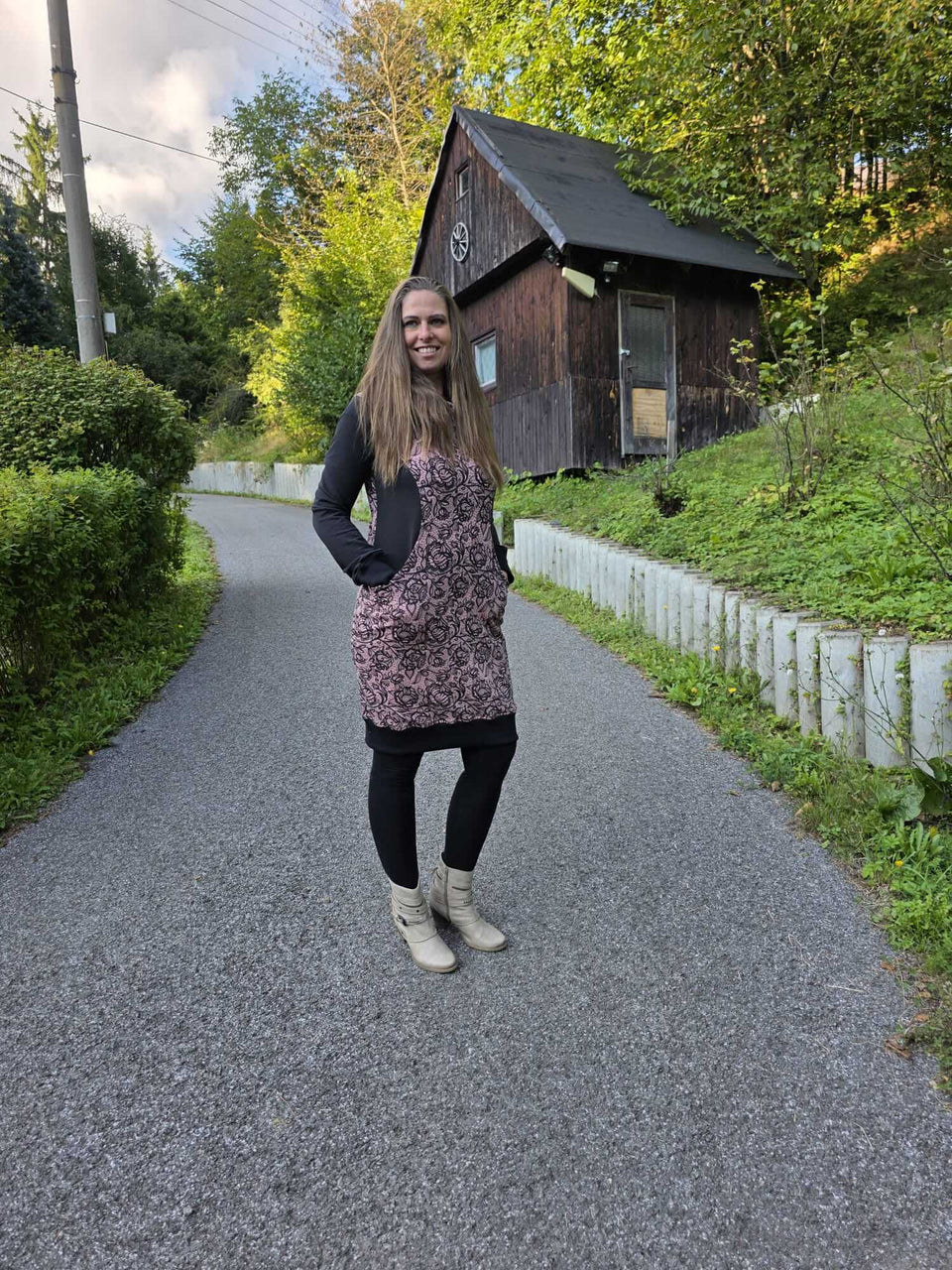 Stylové dámské mikinošaty z teplákoviny s kapucí a kapsami. Originální černo-růžovočerný květinový vzor, náplety pro pohodlí. Velikost 38. Ruční výroba Ivastyl.