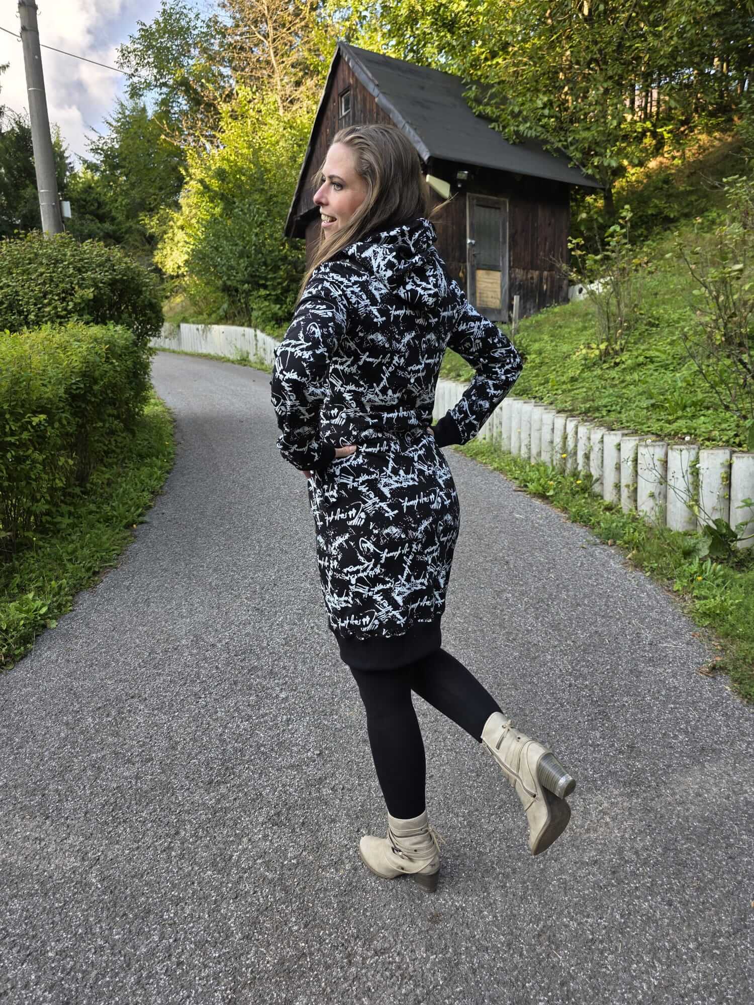 Dámské teplákové šaty s kapucí a kapsami – černé s bílým potiskem