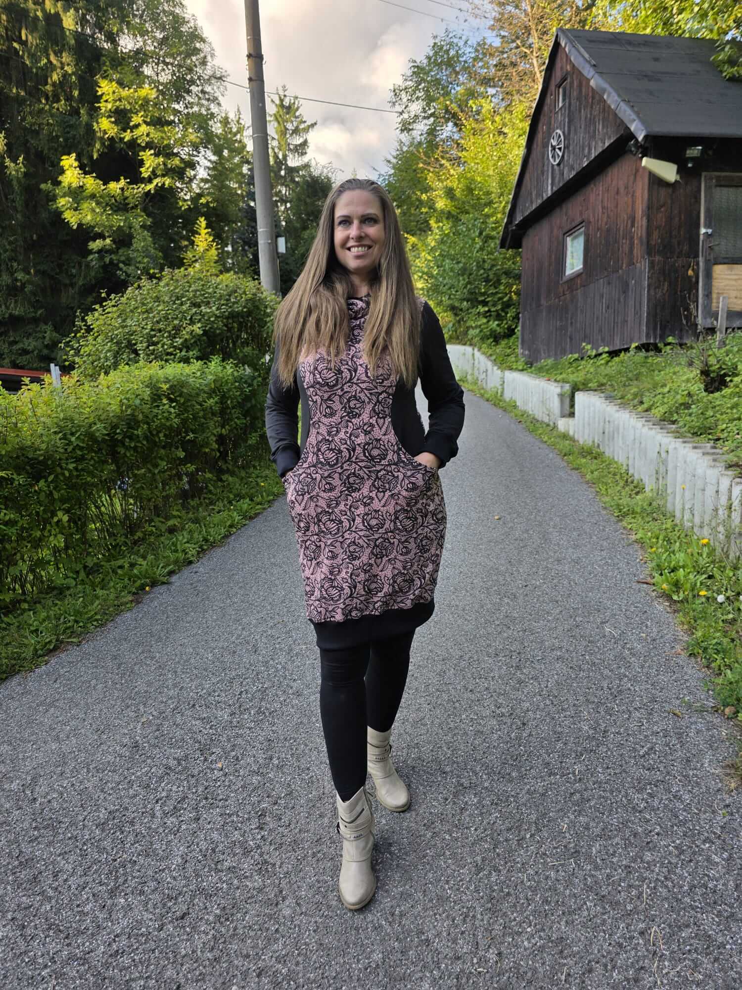 Stylové dámské mikinošaty z teplákoviny s kapucí a kapsami. Originální černo-růžovočerný květinový vzor, náplety pro pohodlí. Velikost 38. Ruční výroba Ivastyl.