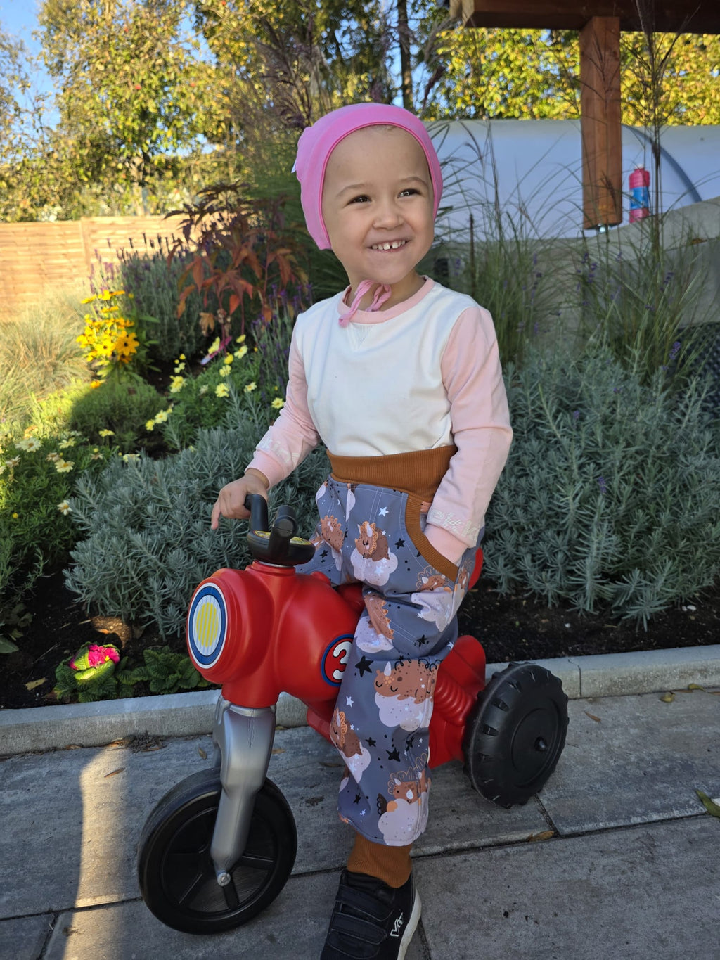 Dětské softshellové kalhoty s náplety jsou ideální na ven. Odolný, větruodolný a prodyšný materiál zajistí pohodlí v každém počasí.