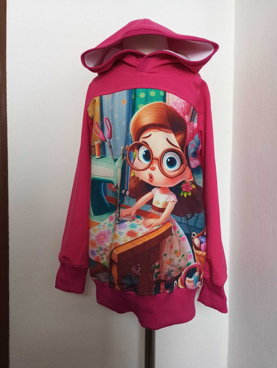Dívčí mikina Malá švadlenka v malinové barvě velikost 110. Originální handmade mikina z teplákoviny s potiskem malé švadlenky, ručně šitá od Ivastyl.