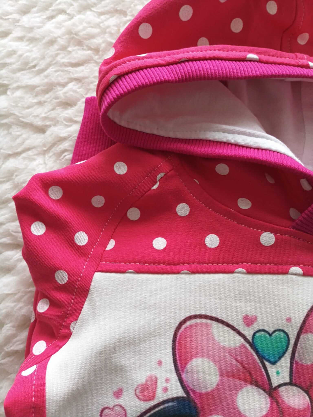 Dívčí mikina Minnie v malinové barvě s puntíky. Dívčí mikina Minnie je originální, ručně šitá z teplákoviny. Každý kus je jedinečný z dílny Ivastyl.