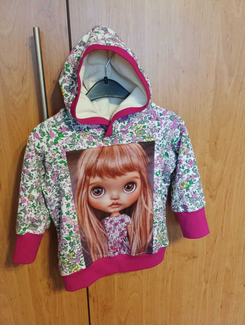 Dívčí mikina s holčičkou a květinovým vzorem, velikost 80. Originální handmade mikina z teplákoviny, ručně šitá a jedinečná – pouze jeden kus od Ivastyl.
