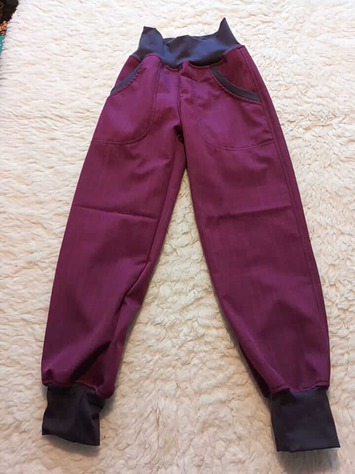 Dětské jarní softshellové kalhoty ve velikosti 122. Lehký, prodyšný a nepromokavý softshell – originální handmade kalhoty z dílny Ivastyl.