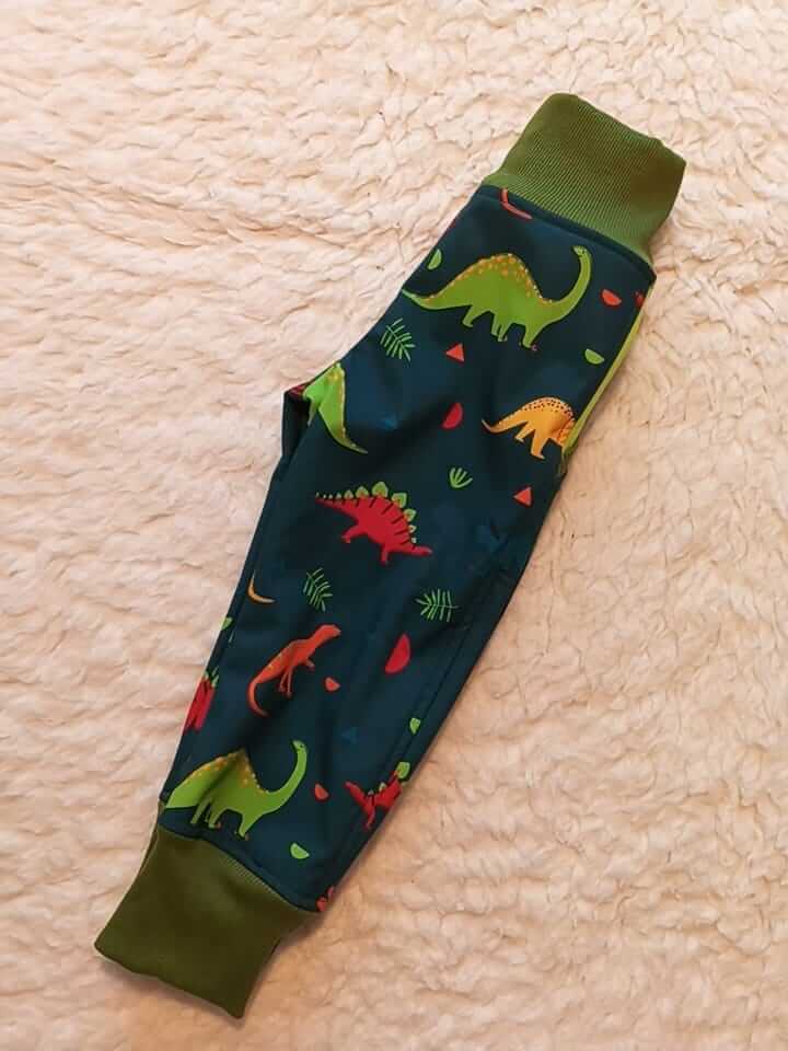 Originální zimní dětské softshellové kalhoty s dinosaury, velikost 86. Nepromokavé, teplé a pohodlné kalhoty – ručně šité z dílny Ivastyl.