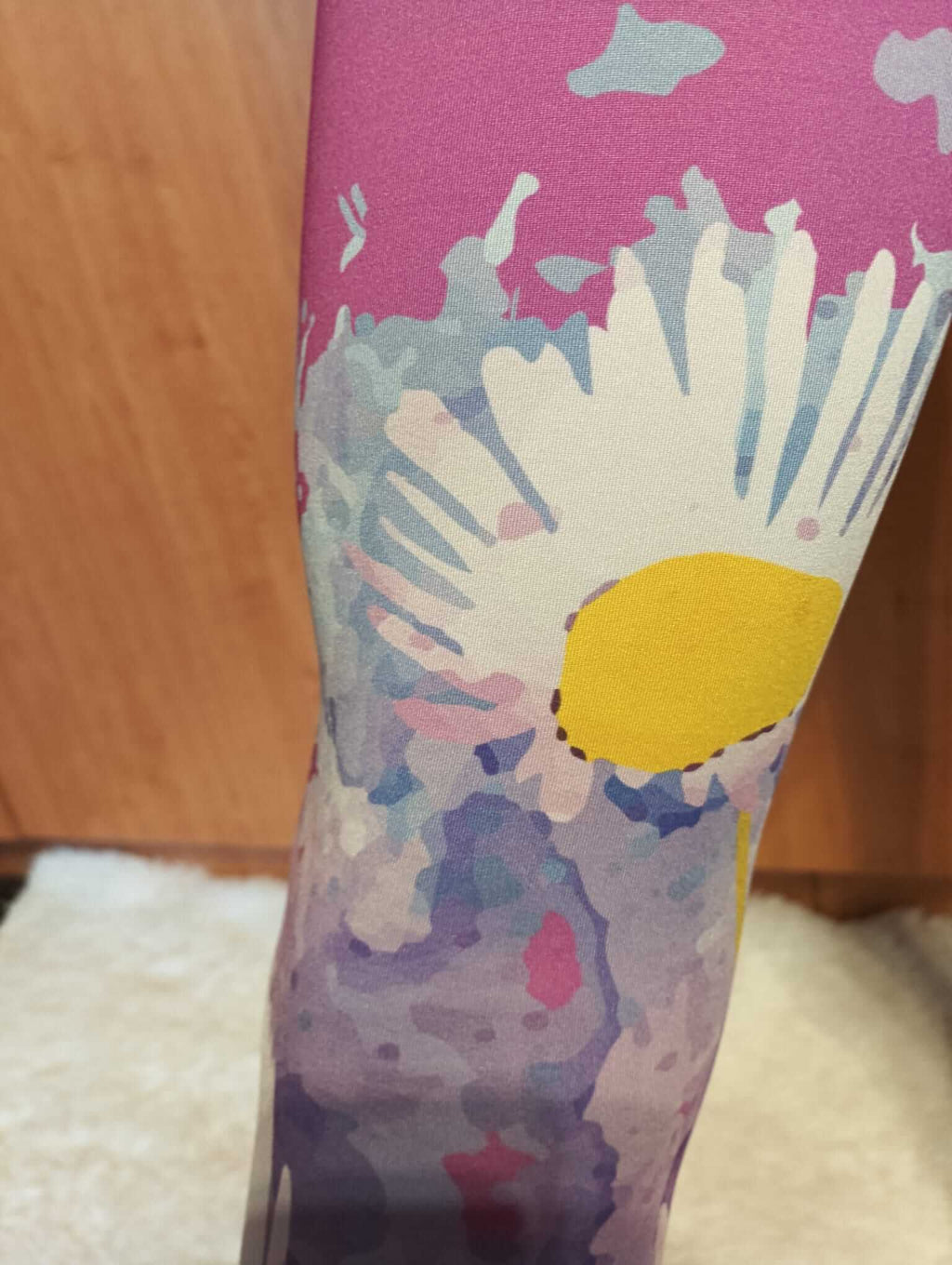 Dívčí funkční legíny ve fialové barvě s kopretinami. Lehký a pružný polyesterový úplet. Originální ručně šité legíny od Ivastyl.