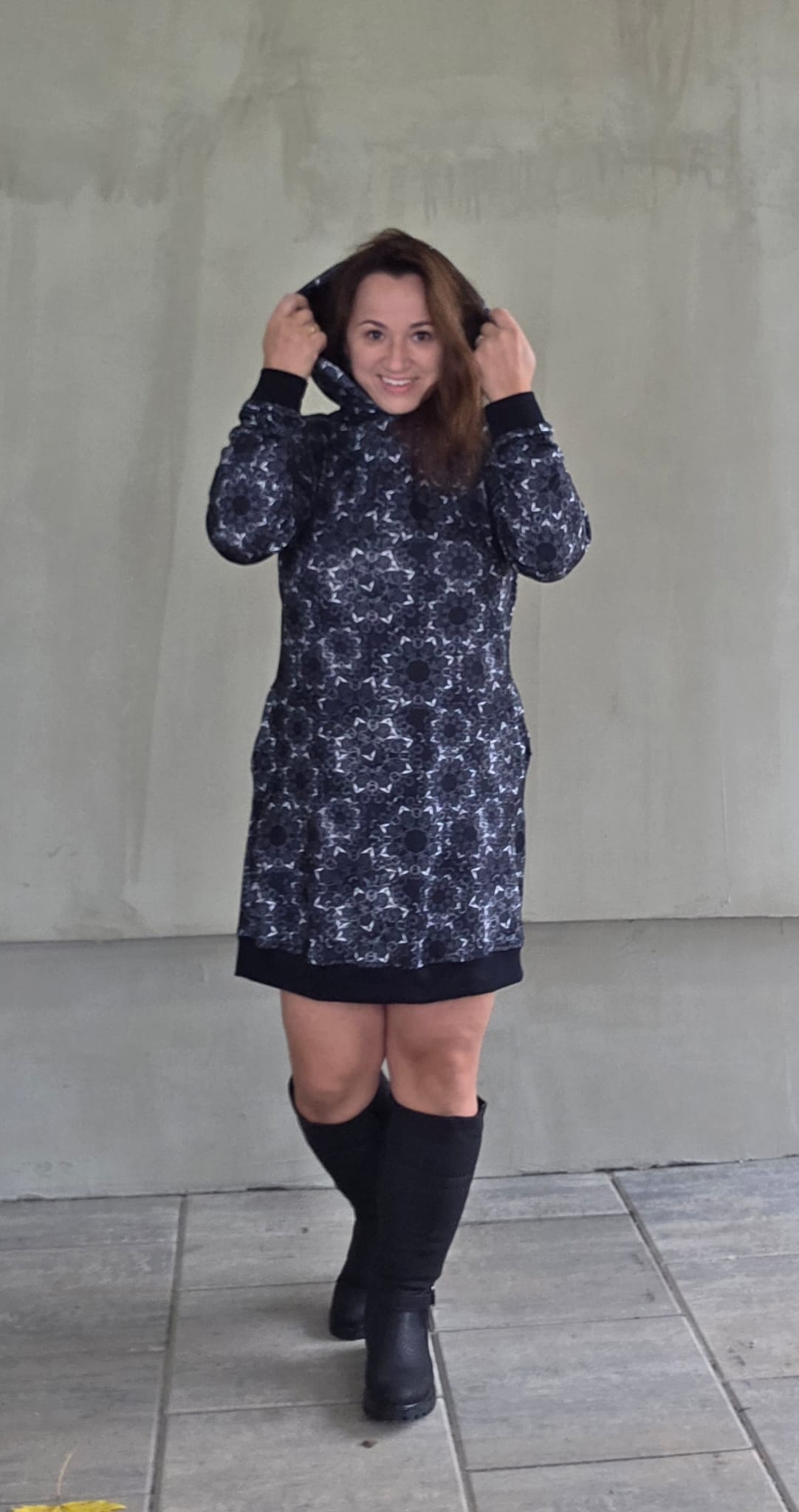 Dámské úpletové šaty s kapucí a kapsami z jemné svetroviny. Lehký, měkký úplet ze 100% polyesteru je ideální pro každodenní nošení.