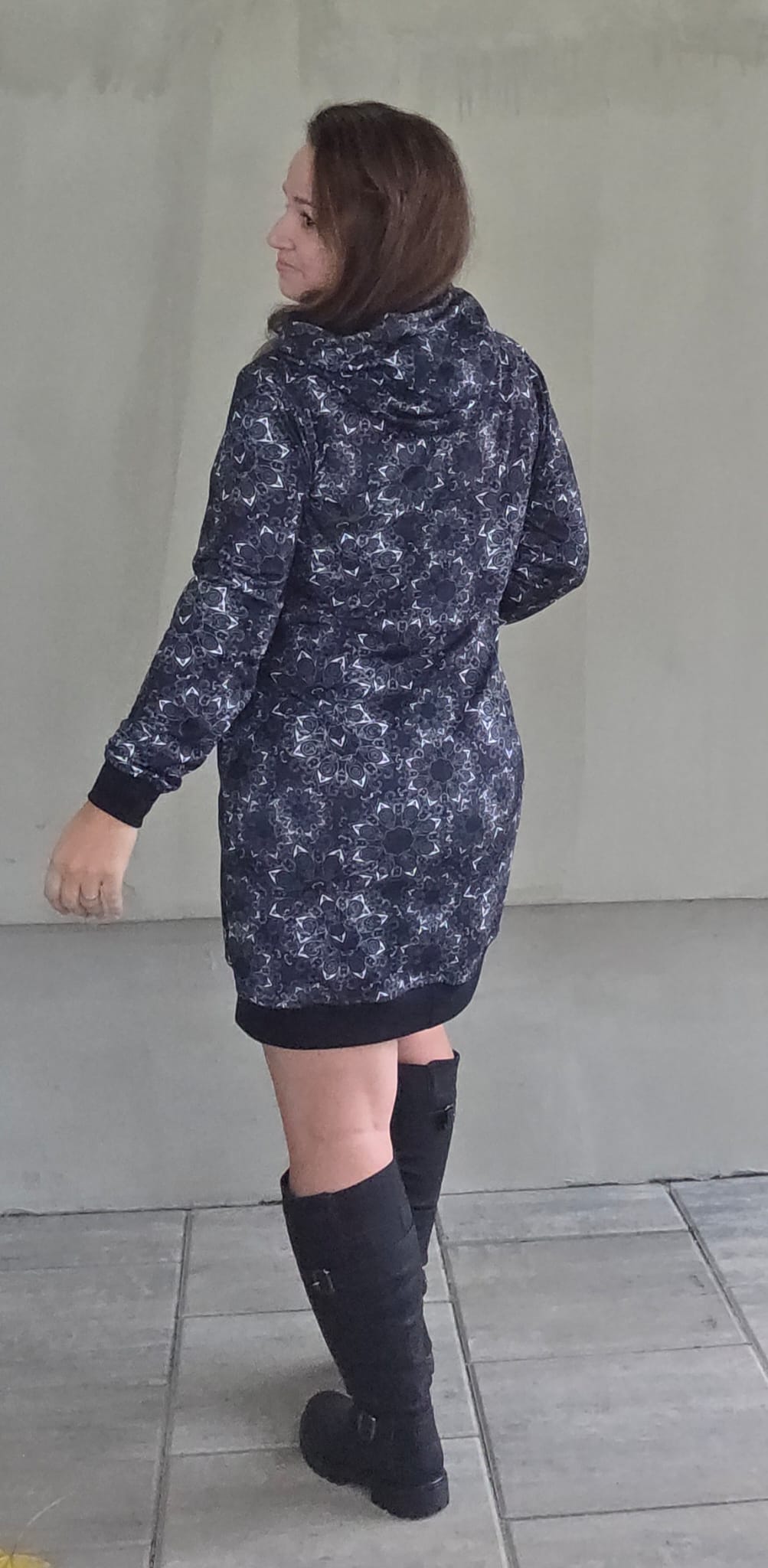 Dámské úpletové šaty s kapucí a kapsami z jemné svetroviny. Lehký, měkký úplet ze 100% polyesteru je ideální pro každodenní nošení.