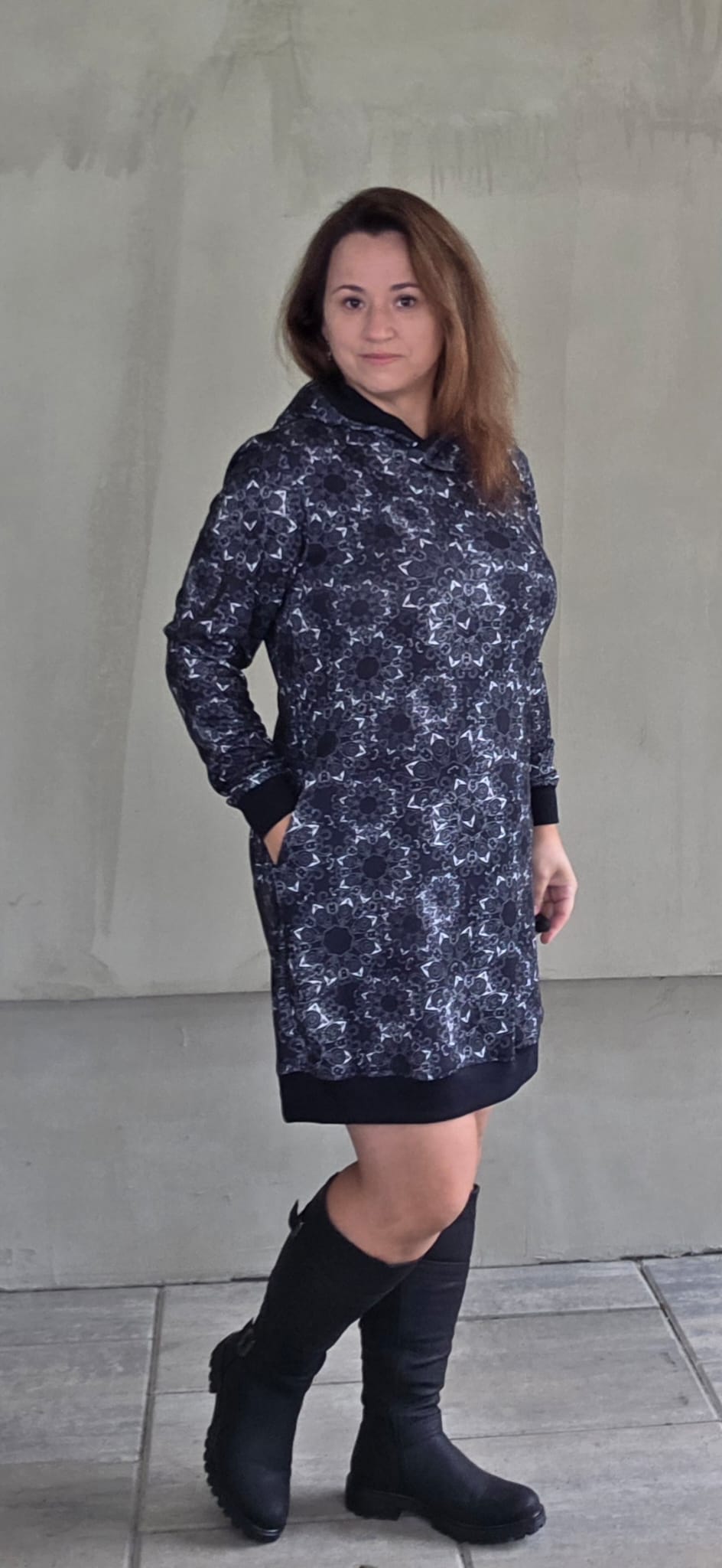 Dámské úpletové šaty s kapucí a kapsami z jemné svetroviny. Lehký, měkký úplet ze 100% polyesteru je ideální pro každodenní nošení.