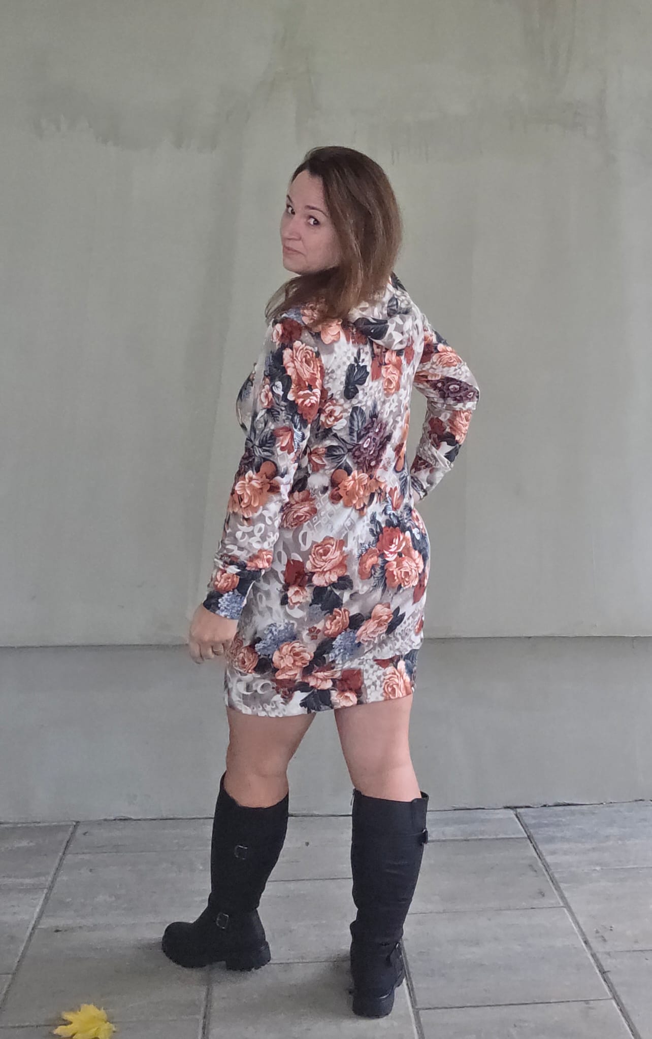 Dámské úpletové šaty s kapucí a kapsami z jemné svetroviny. Lehký, měkký úplet ze 100% polyesteru je ideální pro každodenní nošení.