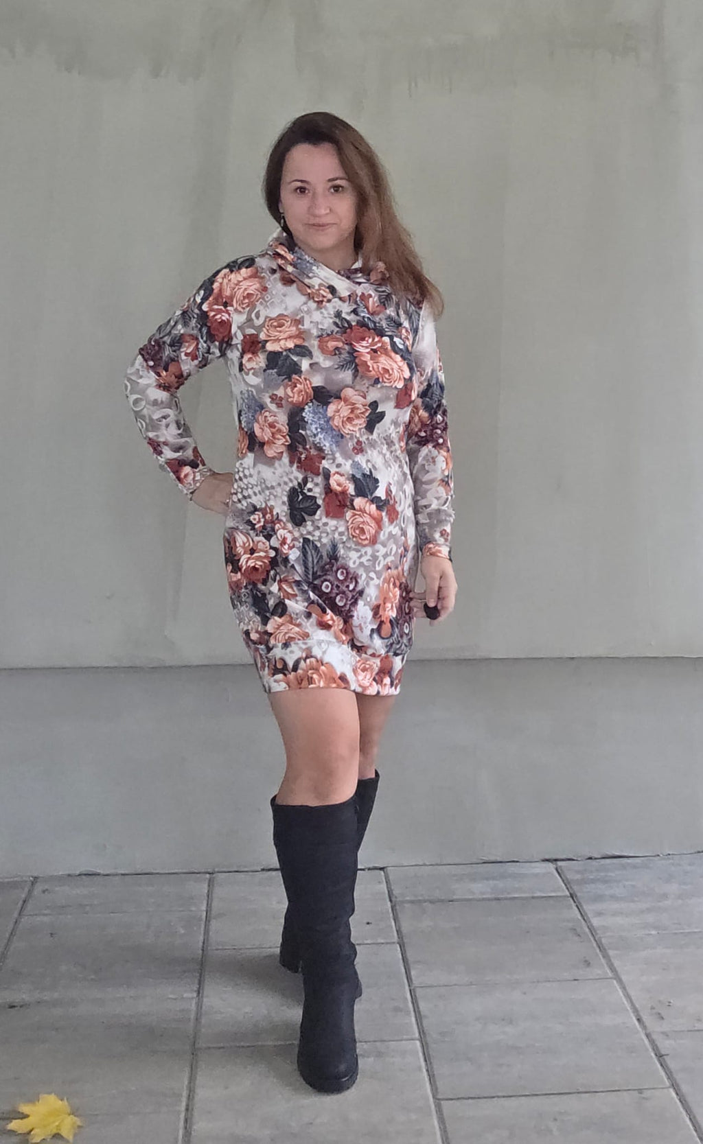 Dámské úpletové šaty s kapucí a kapsami z jemné svetroviny. Lehký, měkký úplet ze 100% polyesteru je ideální pro každodenní nošení.